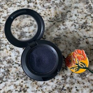 MAC velvet eyeshadow in CONTRAST